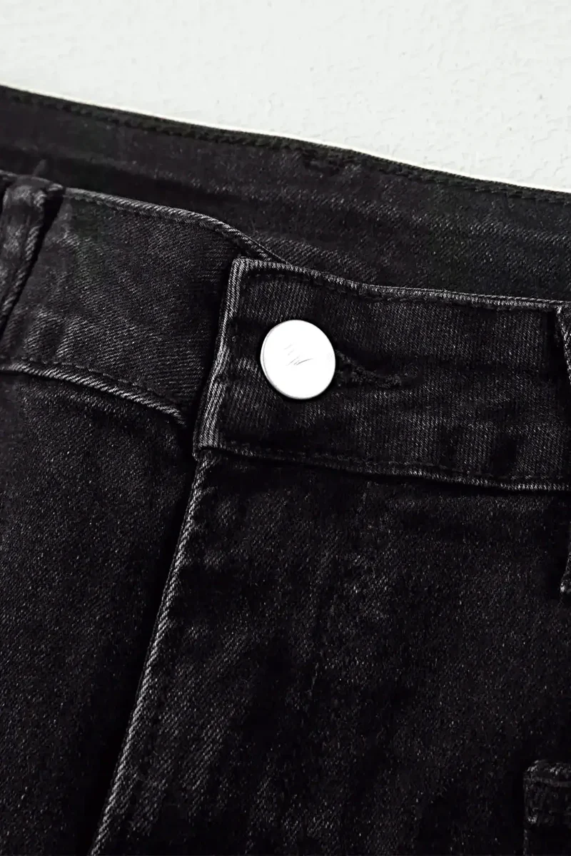 Stijlvolle, gerafelde, cropped, rechte jeans met zakken - moeiteloos chic voor elke gelegenheid.