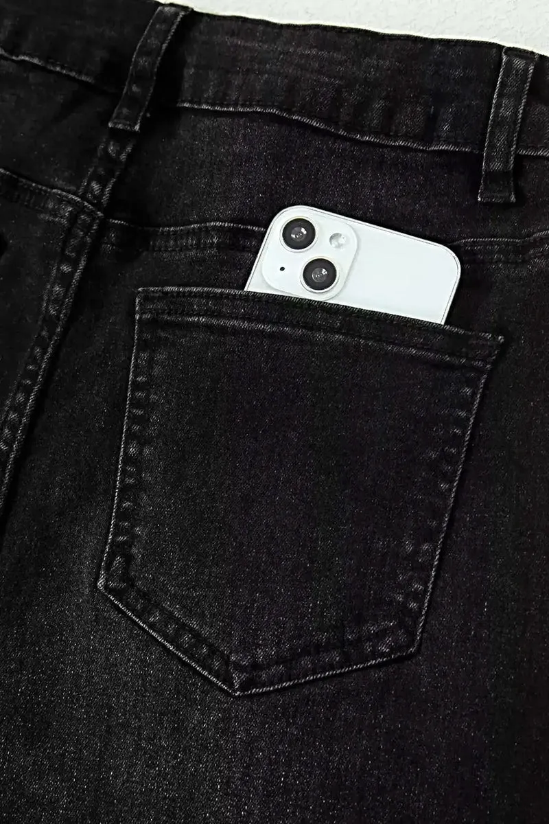 Stijlvolle, gerafelde, cropped, rechte jeans met zakken - moeiteloos chic voor elke gelegenheid.