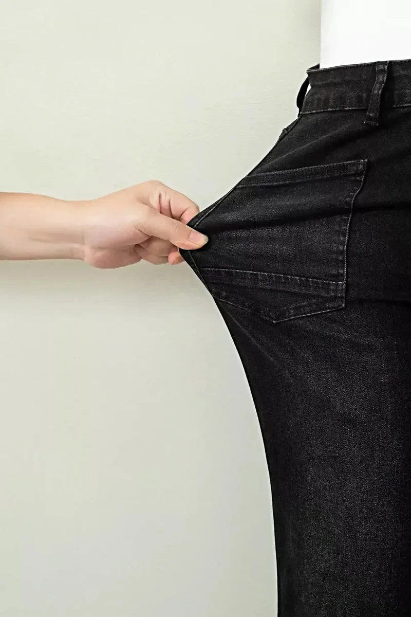 Stijlvolle, gerafelde, cropped, rechte jeans met zakken - moeiteloos chic voor elke gelegenheid.
