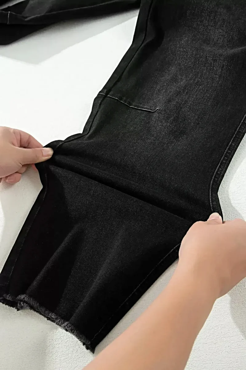 Stijlvolle, gerafelde, cropped, rechte jeans met zakken - moeiteloos chic voor elke gelegenheid.