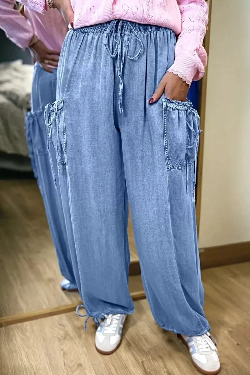 Luxe jeans met zakken en een losse pasvorm, voorzien van een elastische tailleband met trekkoord voor optimaal comfort.
