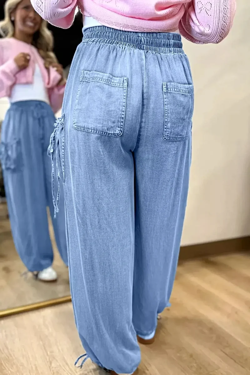 Luxe jeans met zakken en een losse pasvorm, voorzien van een elastische tailleband met trekkoord voor optimaal comfort.