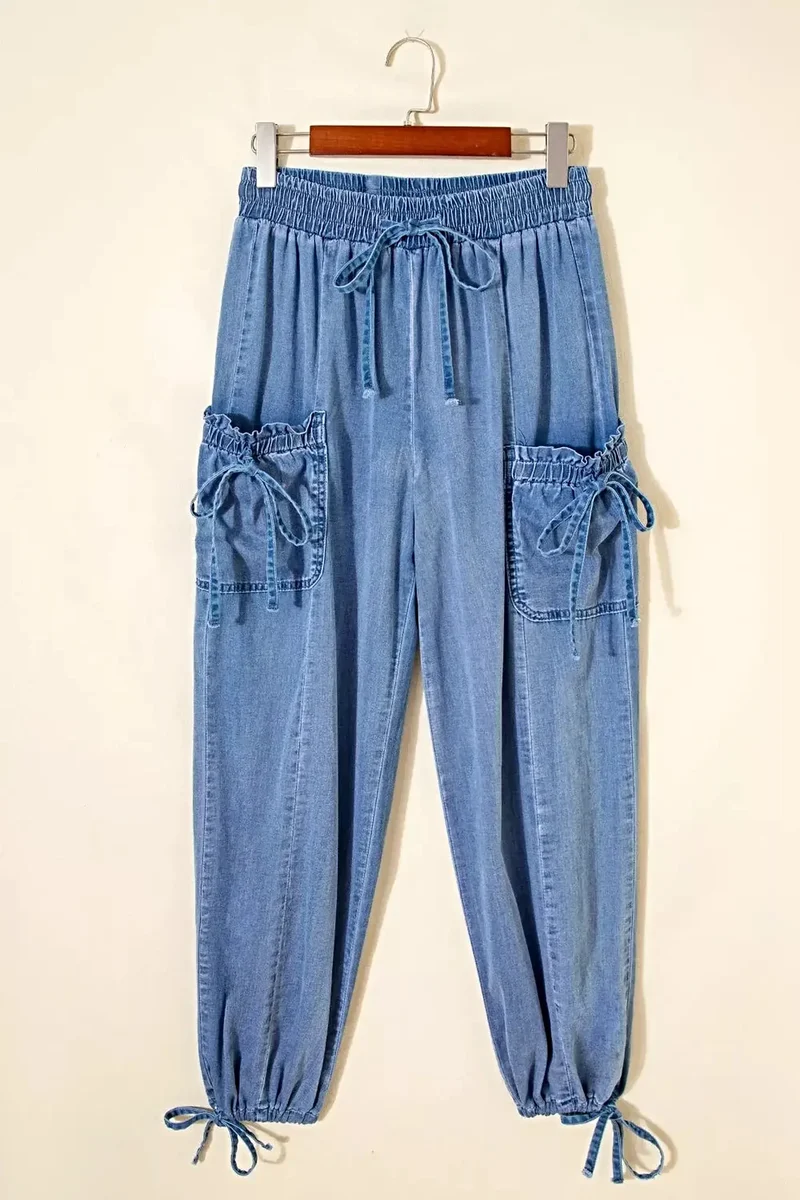 Luxe jeans met zakken en een losse pasvorm, voorzien van een elastische tailleband met trekkoord voor optimaal comfort.