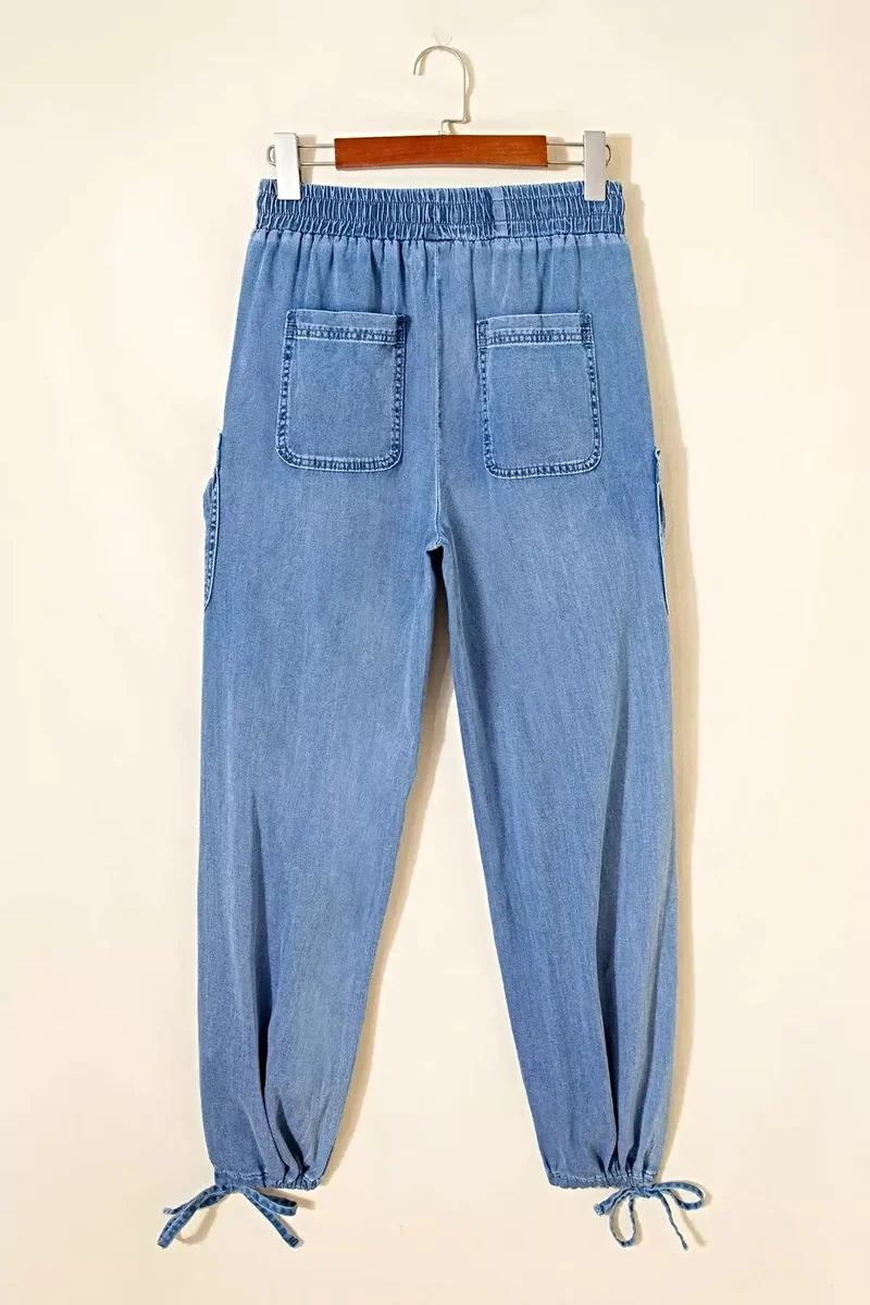 Luxe jeans met zakken en een losse pasvorm, voorzien van een elastische tailleband met trekkoord voor optimaal comfort.
