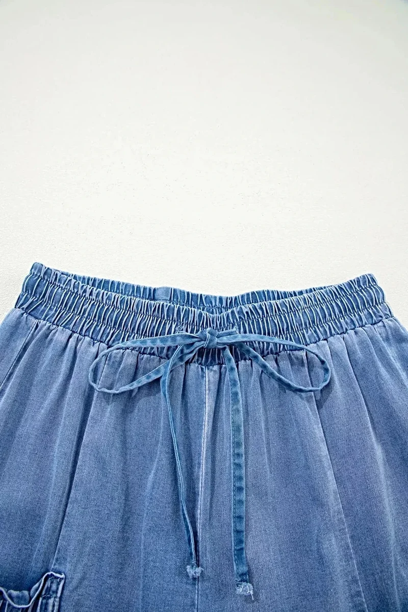 Luxe jeans met zakken en een losse pasvorm, voorzien van een elastische tailleband met trekkoord voor optimaal comfort.