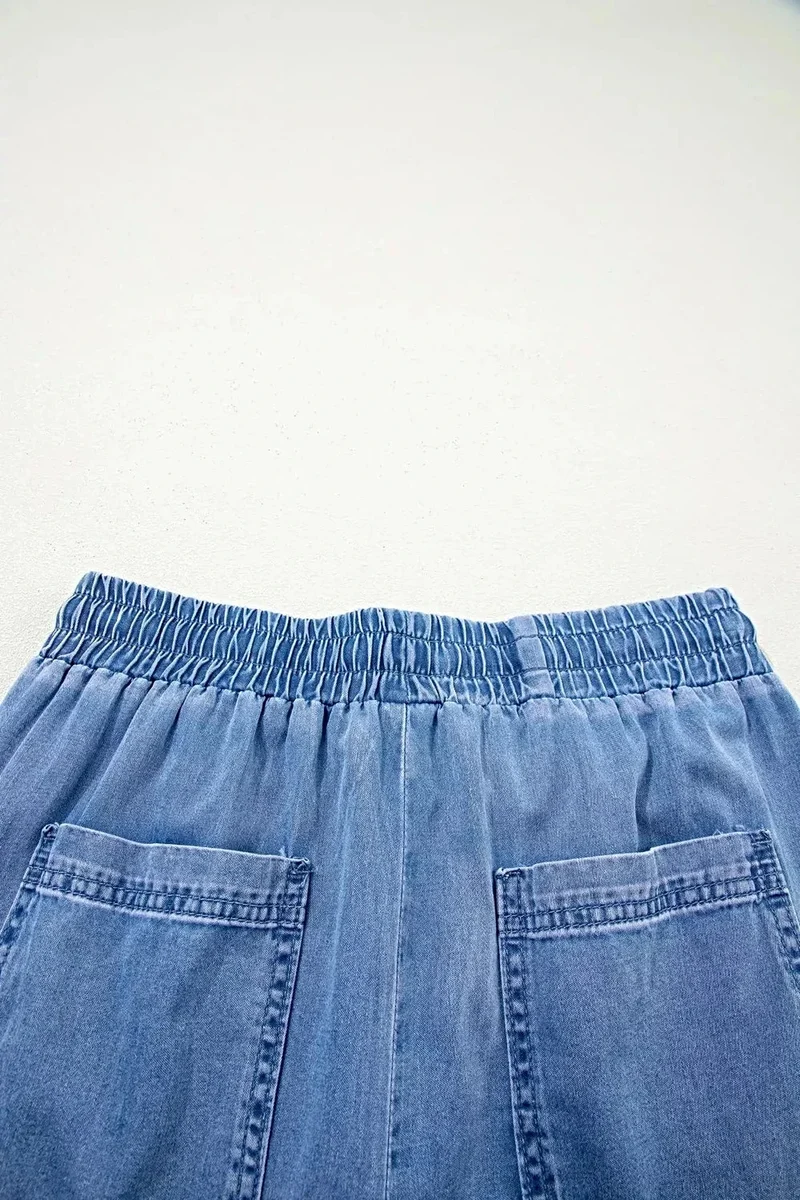 Luxe jeans met zakken en een losse pasvorm, voorzien van een elastische tailleband met trekkoord voor optimaal comfort.