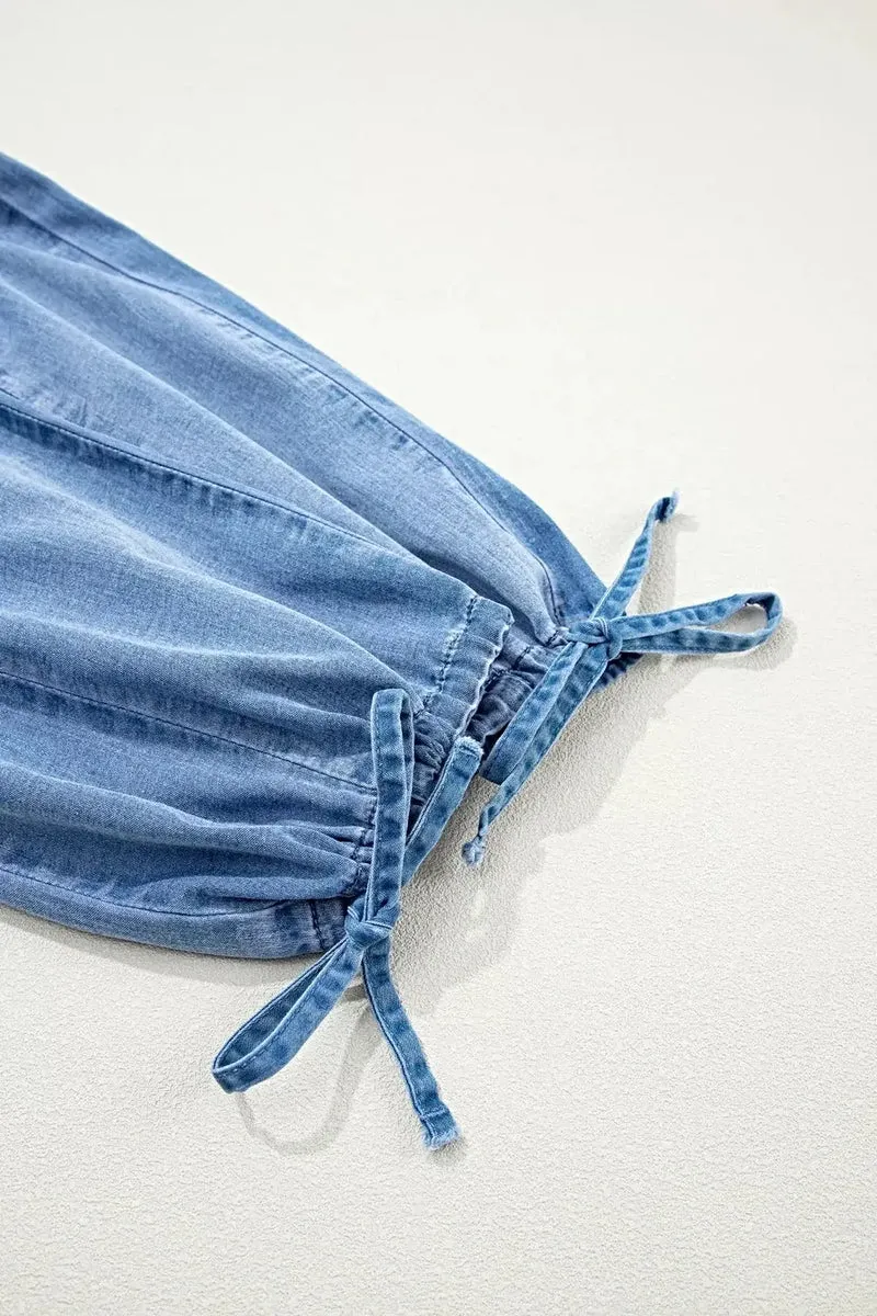 Luxe jeans met zakken en een losse pasvorm, voorzien van een elastische tailleband met trekkoord voor optimaal comfort.