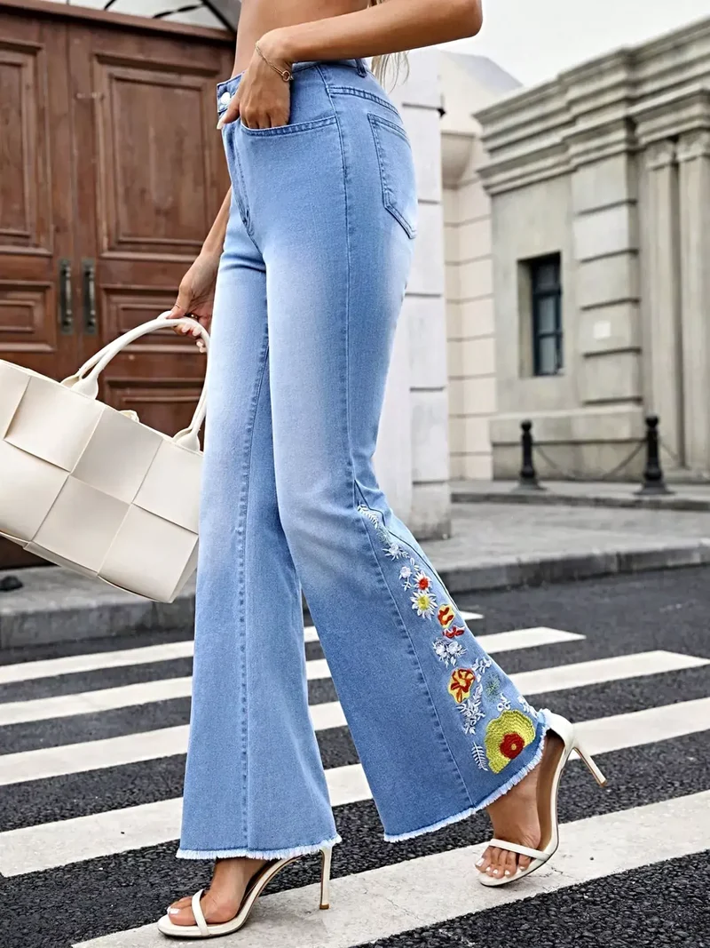 Elegante jeans met bloemenborduursel, zakken en een rafelige zoom - flared model