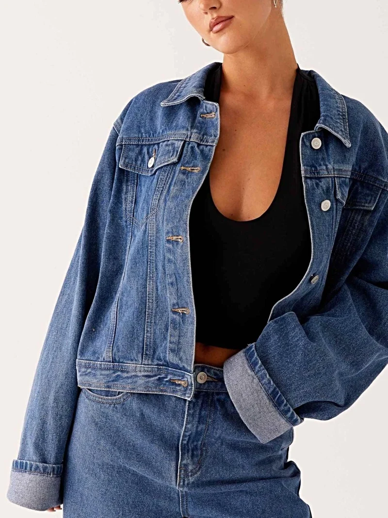 Stijlvol oversized spijkerjack met knoopsluiting en zakken - perfect om te combineren met andere kledingstukken.