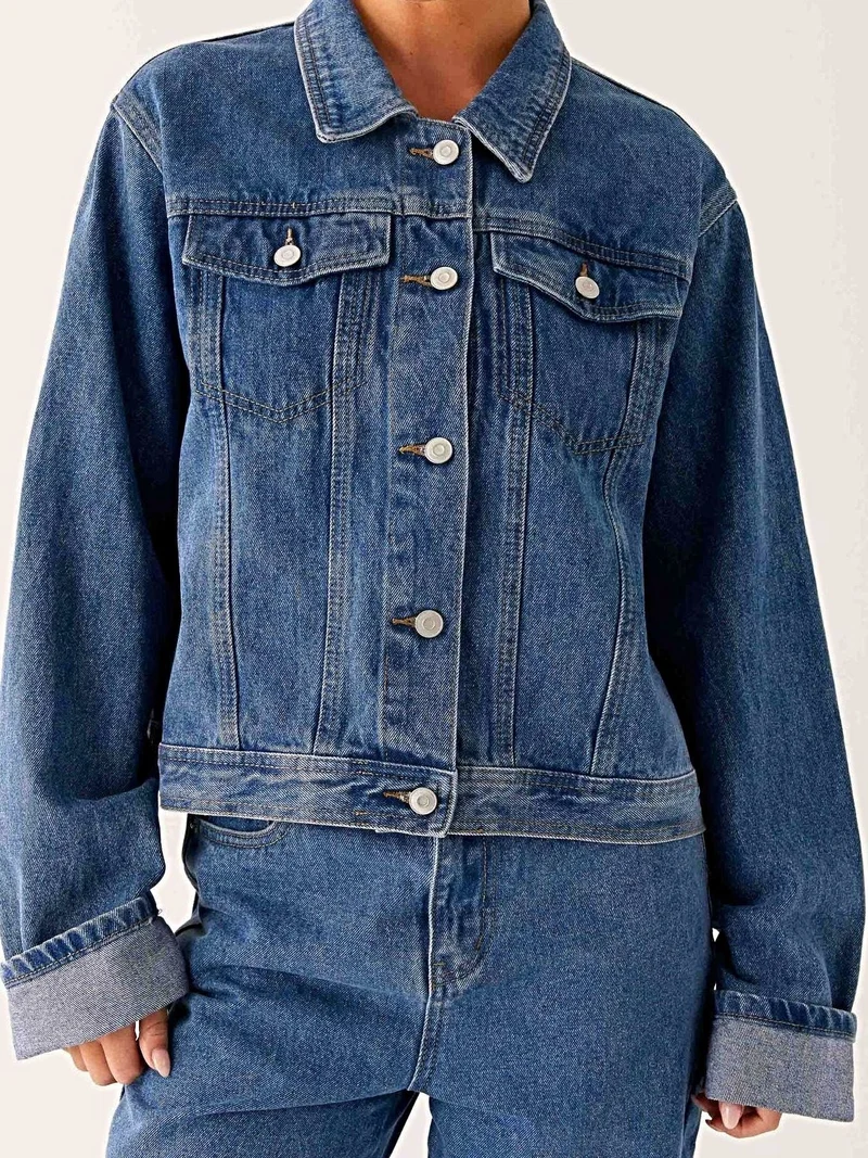Stijlvol oversized spijkerjack met knoopsluiting en zakken - perfect om te combineren met andere kledingstukken.