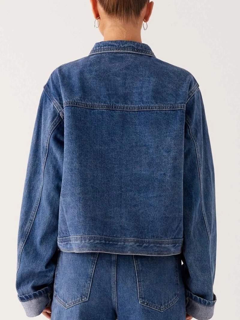 Stijlvol oversized spijkerjack met knoopsluiting en zakken - perfect om te combineren met andere kledingstukken.