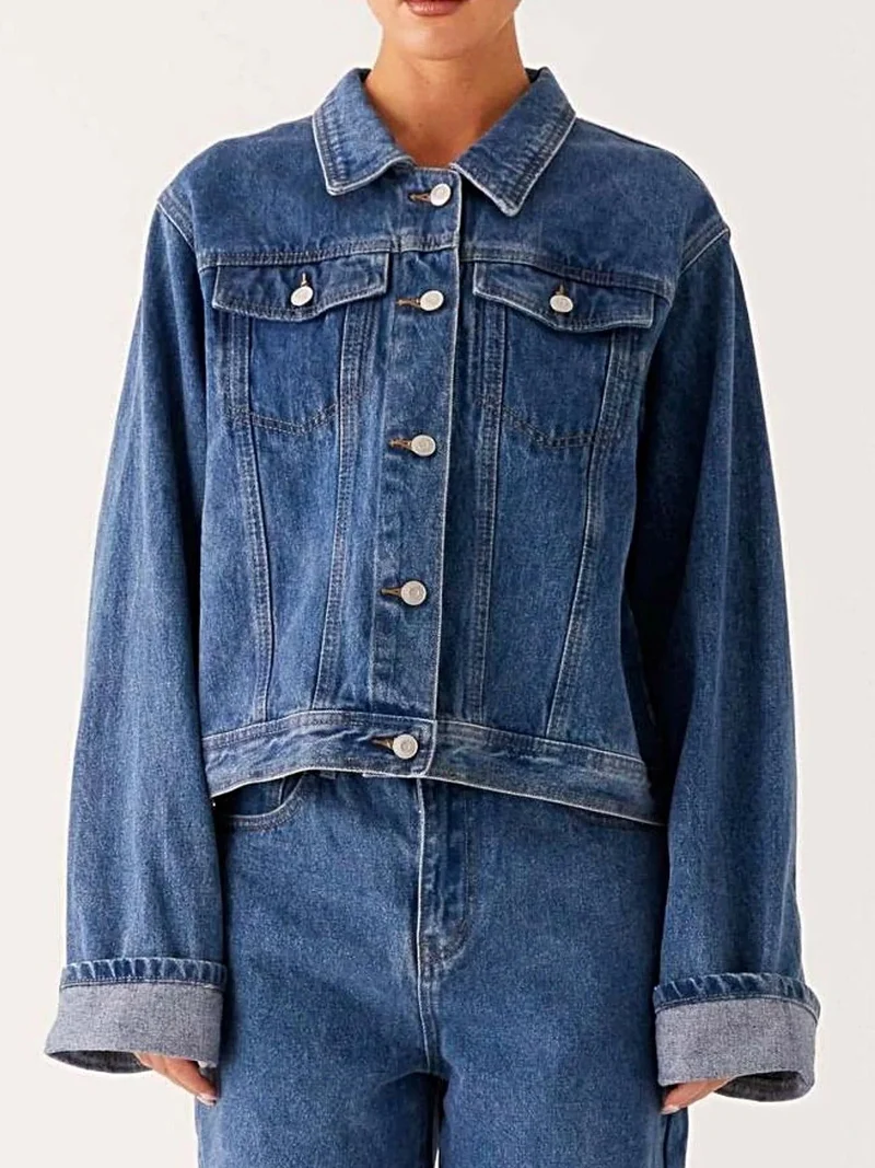 Stijlvol oversized spijkerjack met knoopsluiting en zakken - perfect om te combineren met andere kledingstukken.