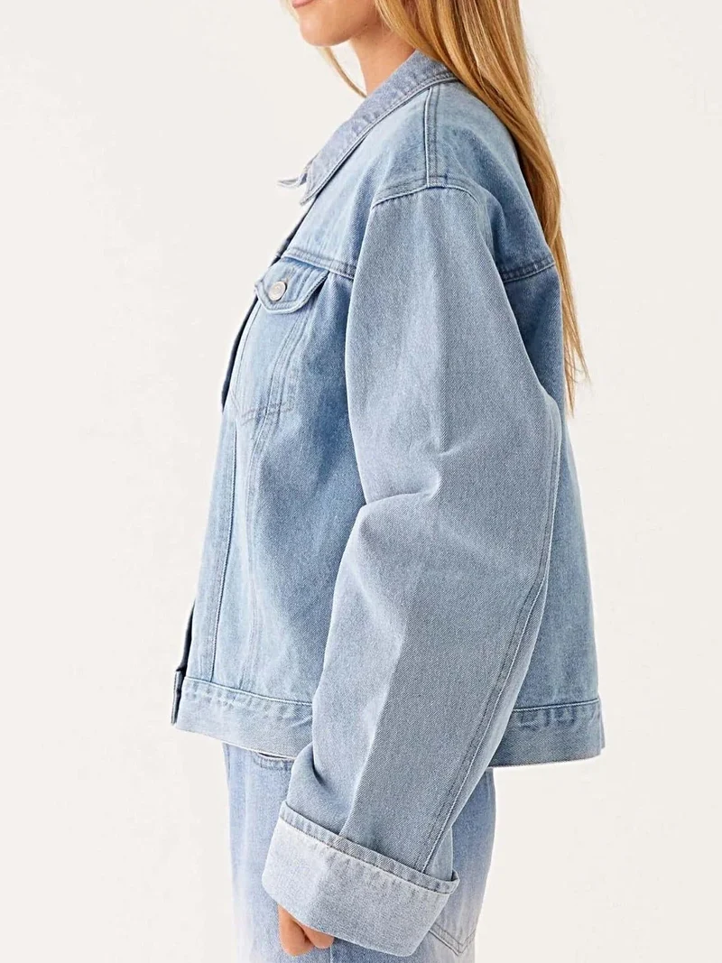 Stijlvol oversized spijkerjack met knoopsluiting en zakken - perfect om te combineren met andere kledingstukken.