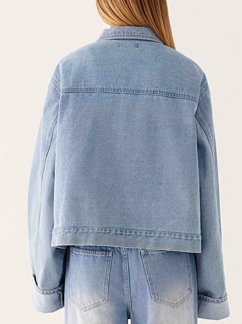Stijlvol oversized spijkerjack met knoopsluiting en zakken - perfect om te combineren met andere kledingstukken.