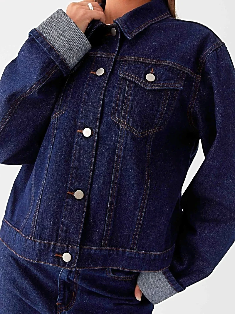 Stijlvol oversized spijkerjack met knoopsluiting en zakken - perfect om te combineren met andere kledingstukken.