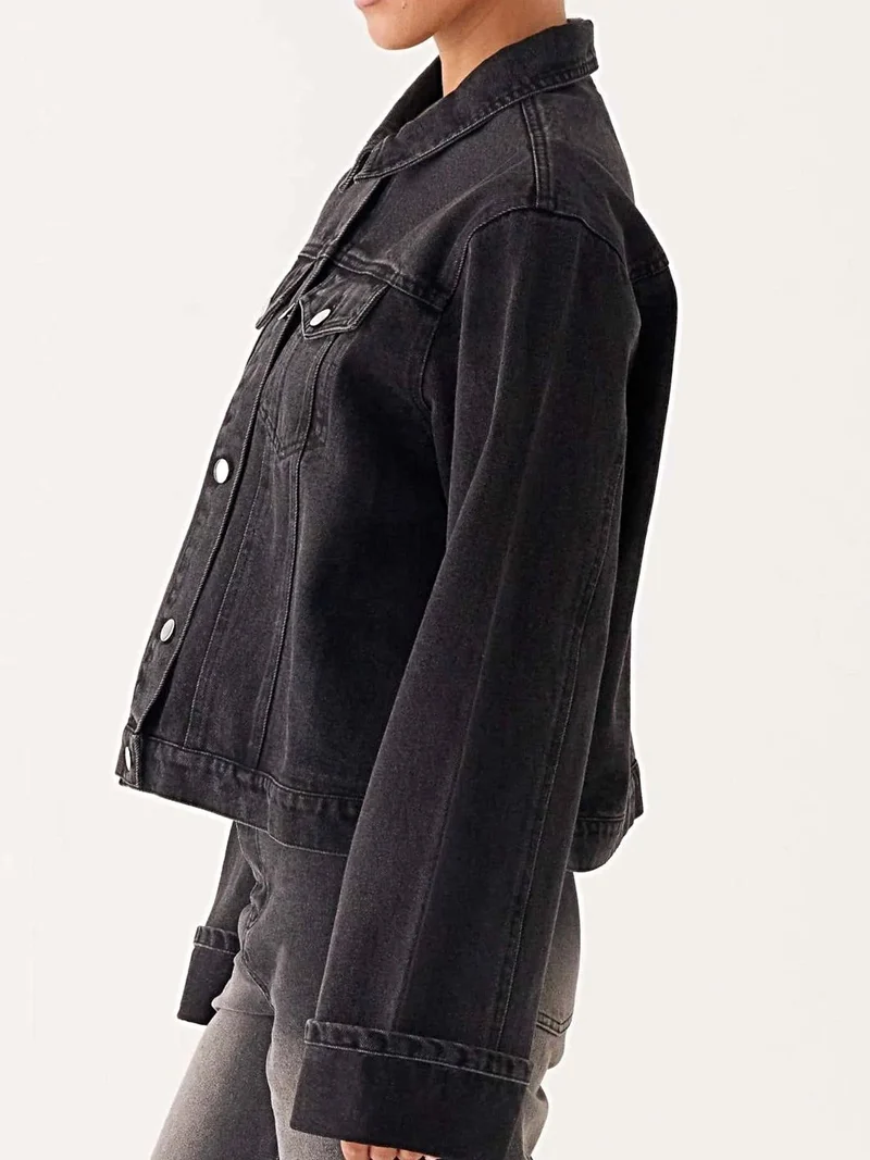 Stijlvol oversized spijkerjack met knoopsluiting en zakken - perfect om te combineren met andere kledingstukken.