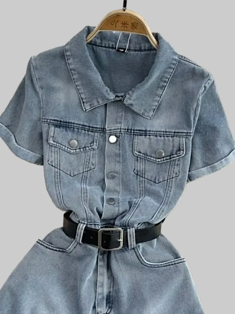 Chique denim jumpsuit met knoopjes, ceintuur, korte mouwen en zakken - Geïmporteerde stijl