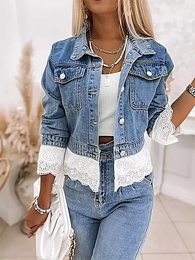 Jasje met kanten afwerking - Kort model in denimstijl met knoopjes en zakken.