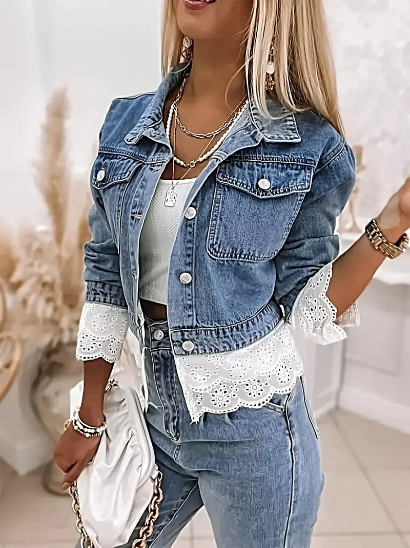 Jasje met kanten afwerking - Kort model in denimstijl met knoopjes en zakken.