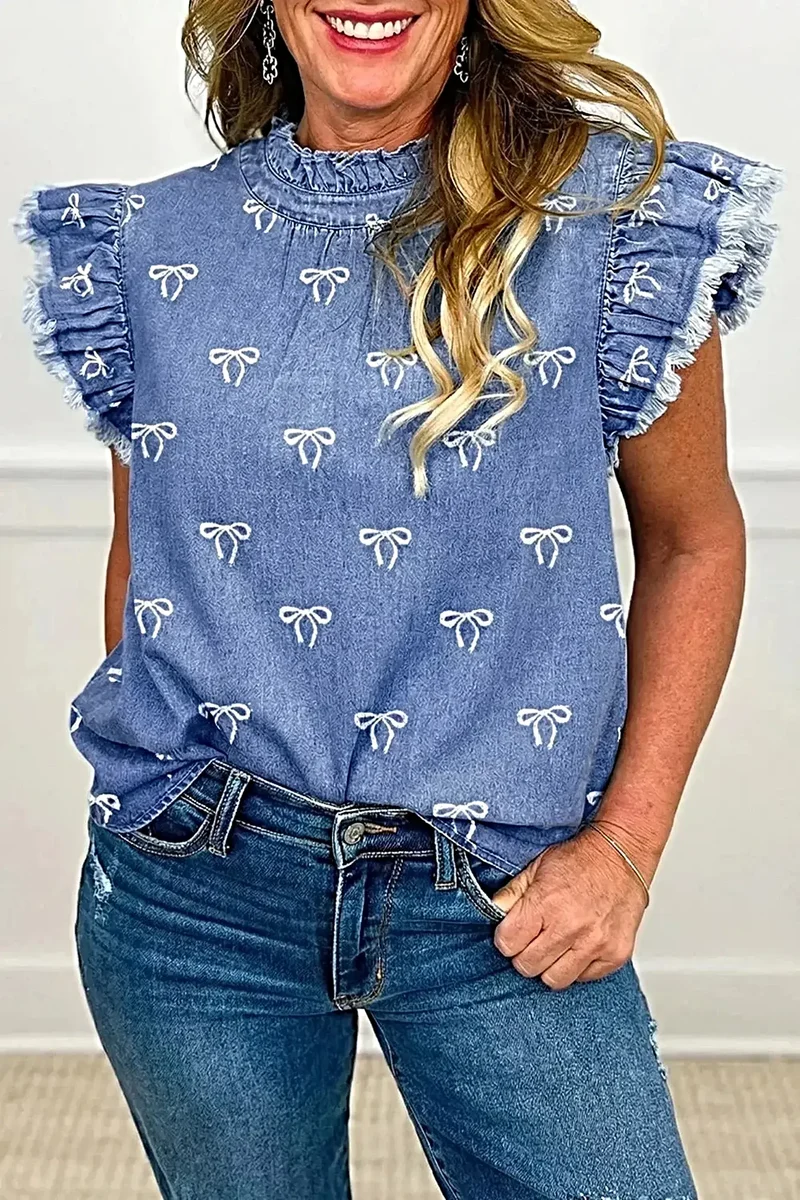 Elegante denim top met gegolfde kraag, wijdvallende mouwen en onafgewerkte zoom - Chique damesmode