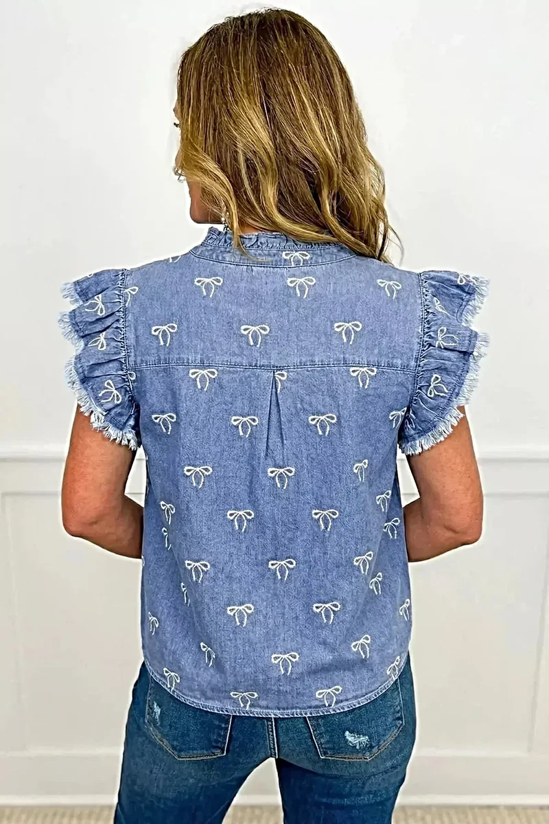 Elegante denim top met gegolfde kraag, wijdvallende mouwen en onafgewerkte zoom - Chique damesmode