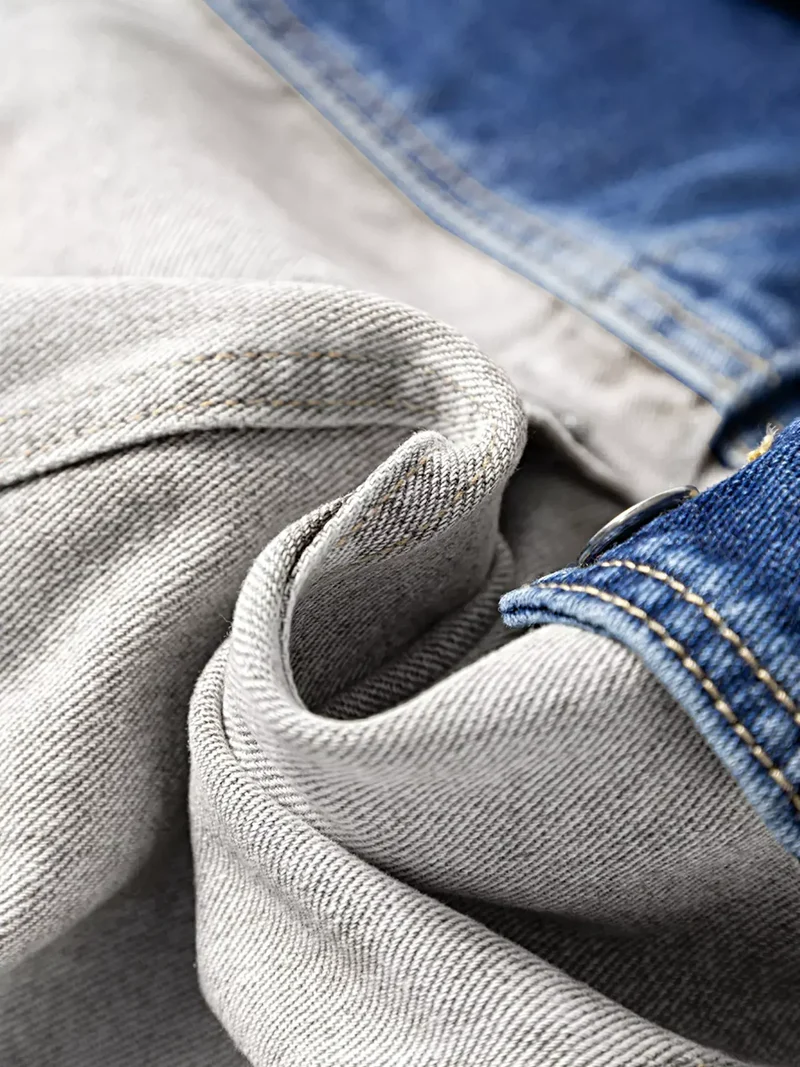 Stijlvol denim jack met kleurblokken, rafelige zoom, knoopsluiting en zakken.