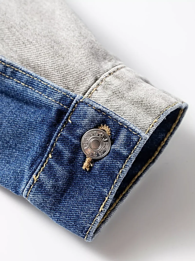 Stijlvol denim jack met kleurblokken, rafelige zoom, knoopsluiting en zakken.