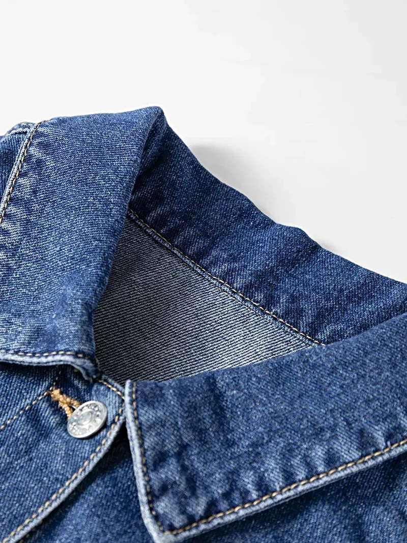 Stijlvol denim jack met kleurblokken, rafelige zoom, knoopsluiting en zakken.