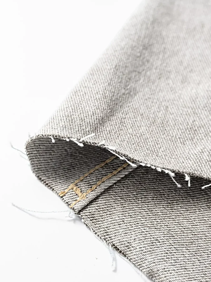 Stijlvol denim jack met kleurblokken, rafelige zoom, knoopsluiting en zakken.