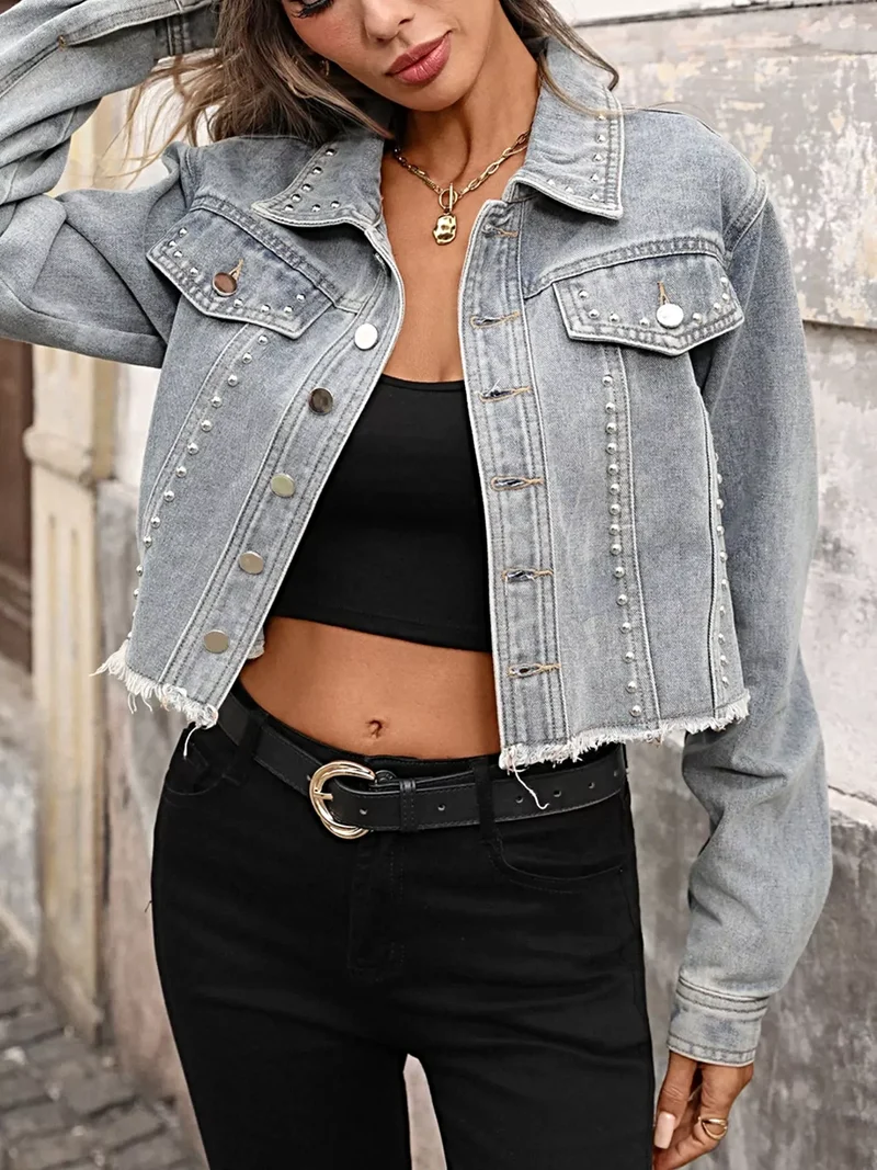 Stijlvol spijkerjack met studs en rafelige zoom - een trendsettend mode-item.