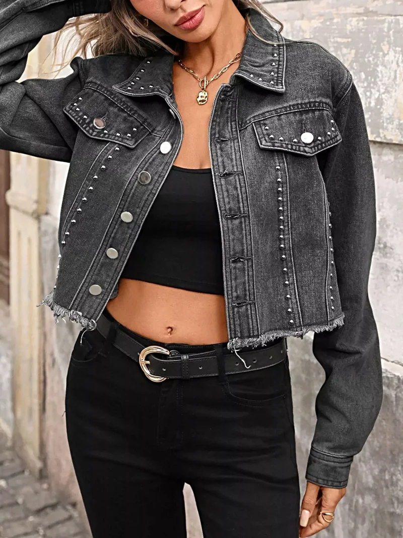 Stijlvol spijkerjack met studs en rafelige zoom - een trendsettend mode-item.