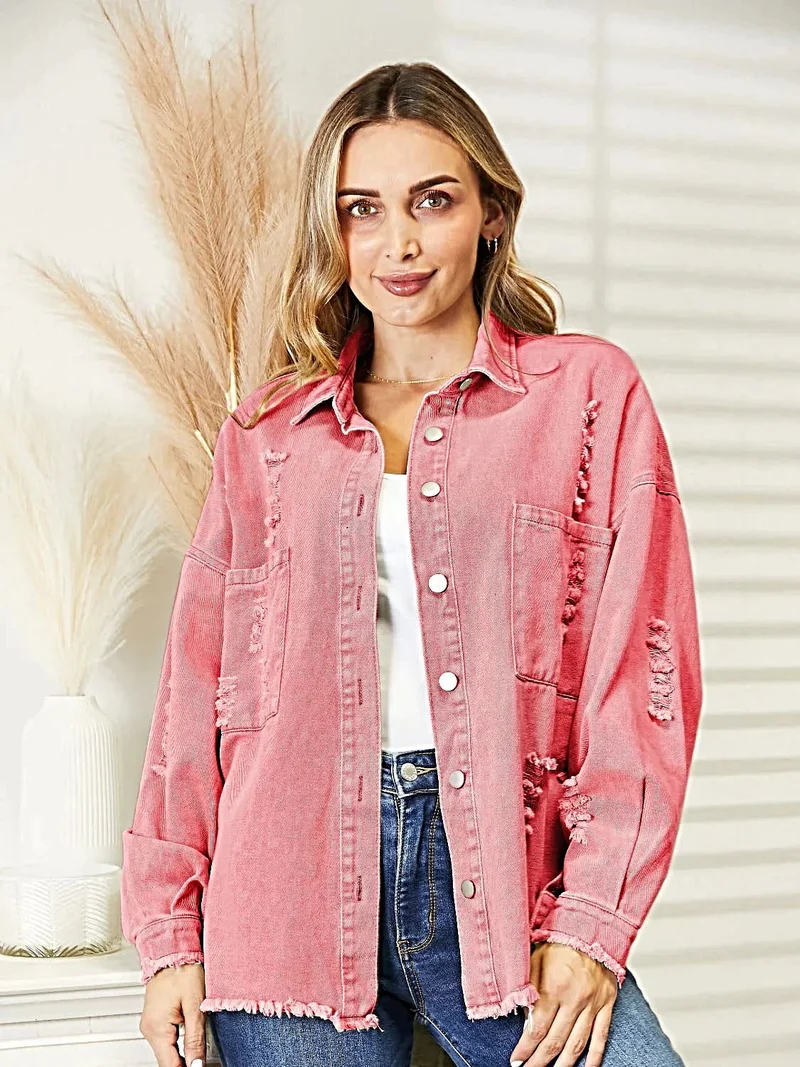Gescheurde denimjas met rafelige zoom, knoopsluiting en relaxte pasvorm.