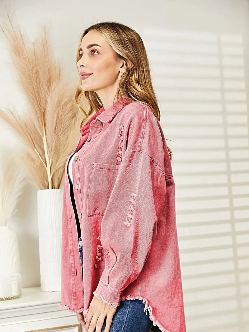 Gescheurde denimjas met rafelige zoom, knoopsluiting en relaxte pasvorm.