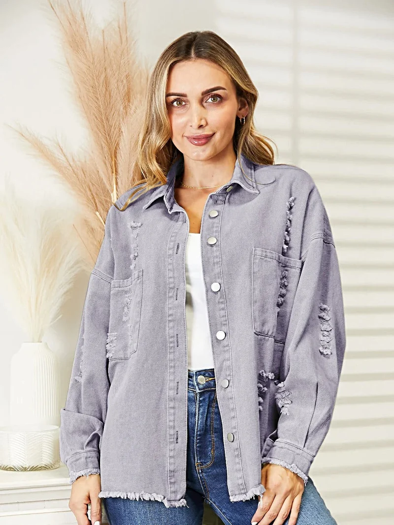 Gescheurde denimjas met rafelige zoom, knoopsluiting en relaxte pasvorm.