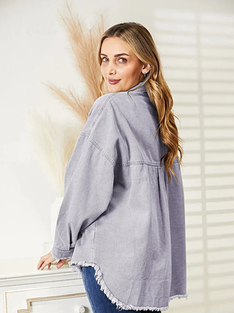 Gescheurde denimjas met rafelige zoom, knoopsluiting en relaxte pasvorm.