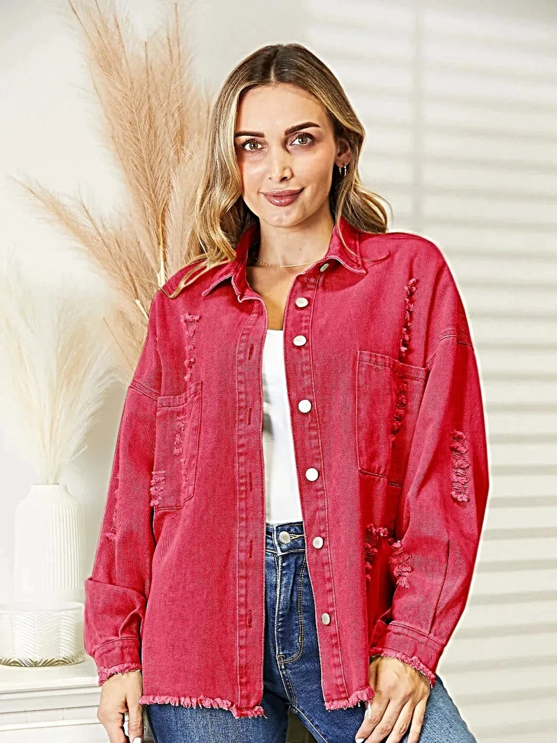 Gescheurde denimjas met rafelige zoom, knoopsluiting en relaxte pasvorm.