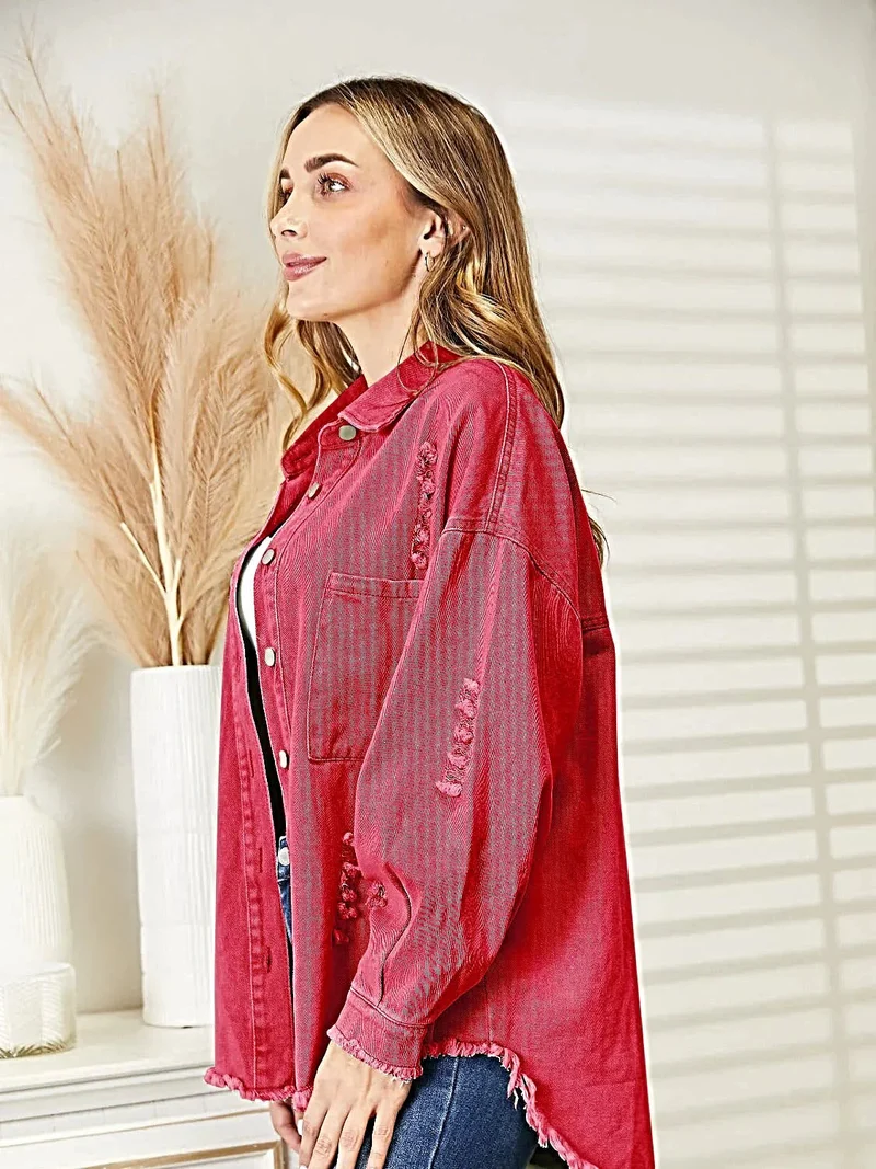 Gescheurde denimjas met rafelige zoom, knoopsluiting en relaxte pasvorm.