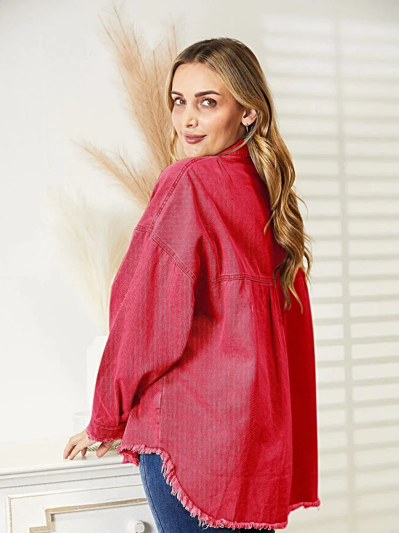 Gescheurde denimjas met rafelige zoom, knoopsluiting en relaxte pasvorm.
