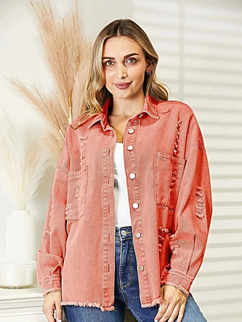 Gescheurde denimjas met rafelige zoom, knoopsluiting en relaxte pasvorm.