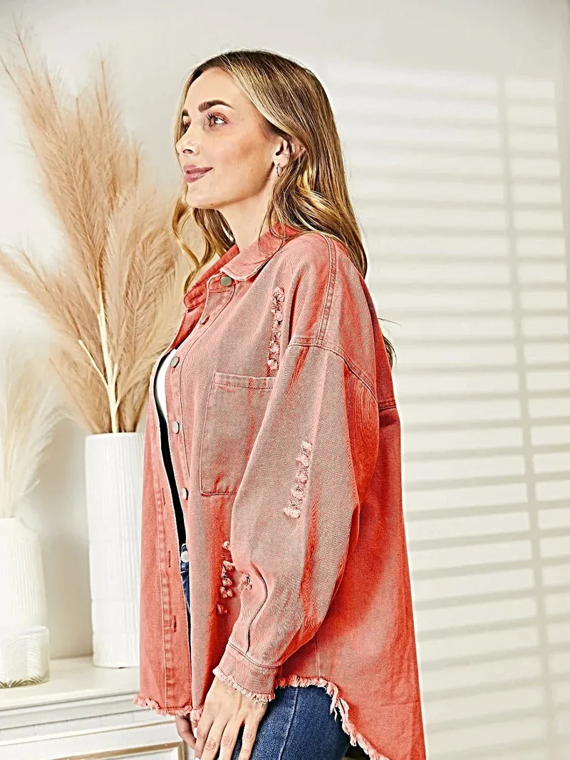 Gescheurde denimjas met rafelige zoom, knoopsluiting en relaxte pasvorm.