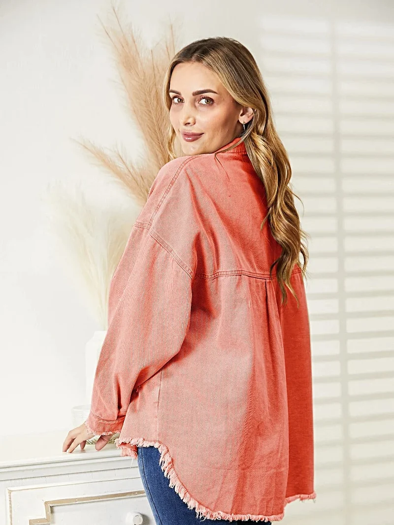 Gescheurde denimjas met rafelige zoom, knoopsluiting en relaxte pasvorm.