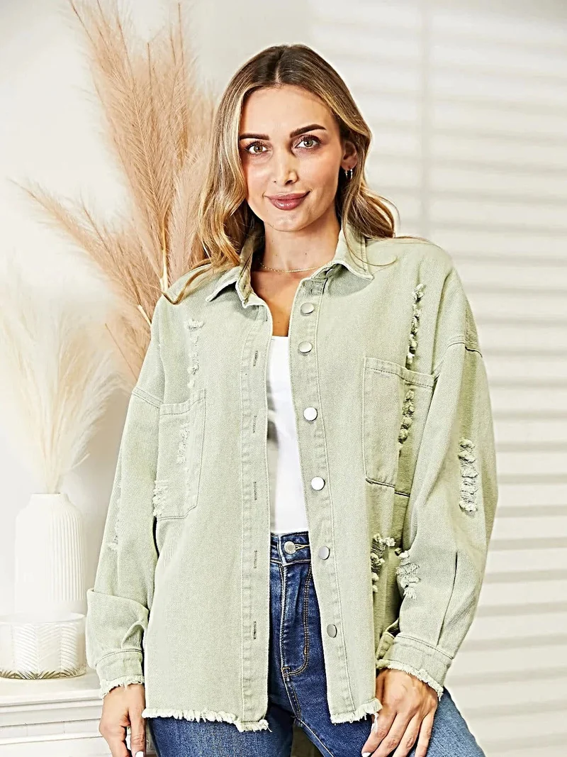 Gescheurde denimjas met rafelige zoom, knoopsluiting en relaxte pasvorm.