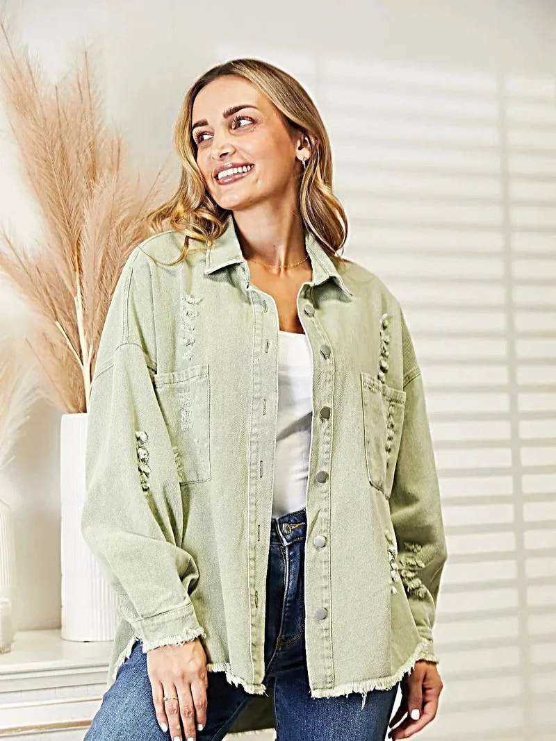 Gescheurde denimjas met rafelige zoom, knoopsluiting en relaxte pasvorm.