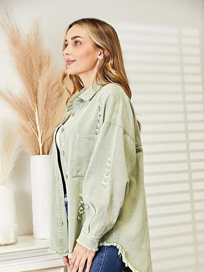 Gescheurde denimjas met rafelige zoom, knoopsluiting en relaxte pasvorm.