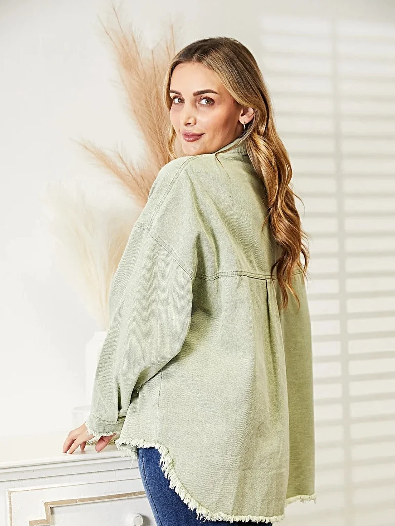 Gescheurde denimjas met rafelige zoom, knoopsluiting en relaxte pasvorm.