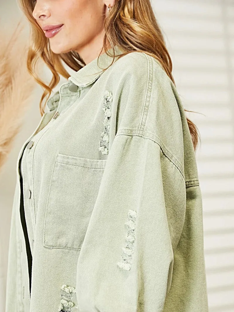 Gescheurde denimjas met rafelige zoom, knoopsluiting en relaxte pasvorm.