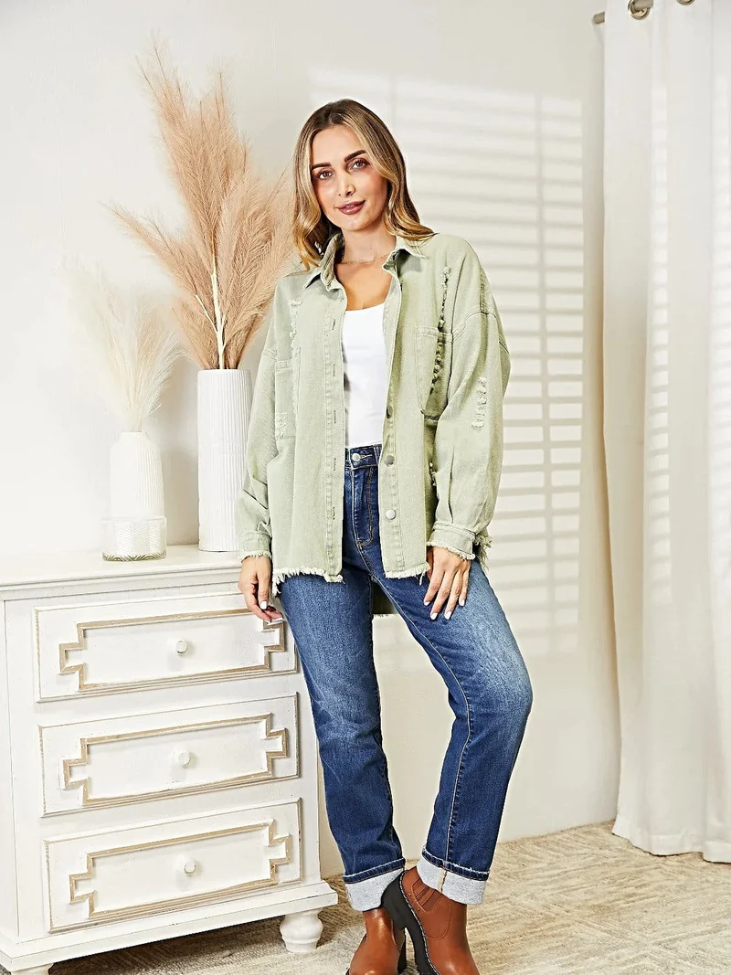 Gescheurde denimjas met rafelige zoom, knoopsluiting en relaxte pasvorm.