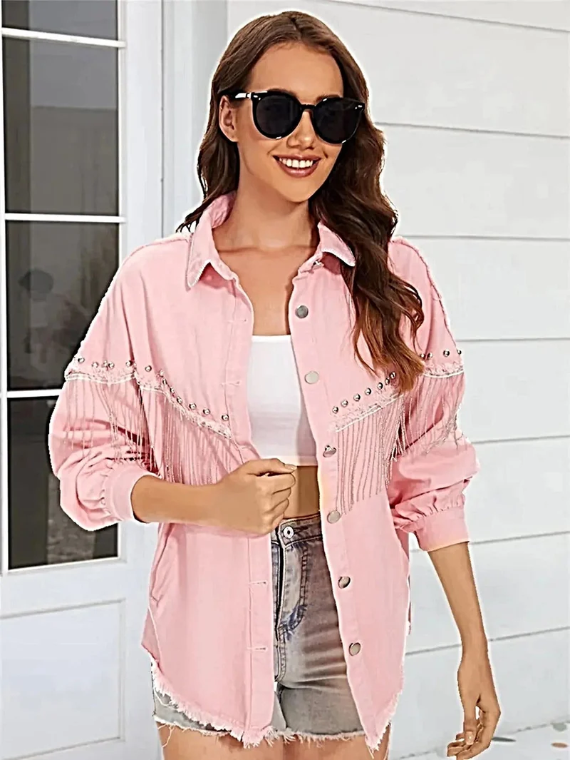 Stijlvol denim jack met franjes, rafelige zoom, knoopsluiting en zakken.