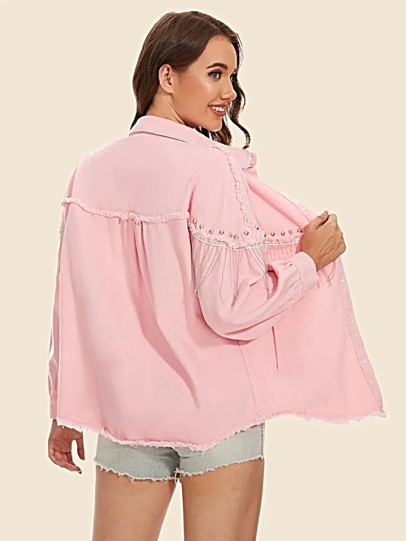 Stijlvol denim jack met franjes, rafelige zoom, knoopsluiting en zakken.