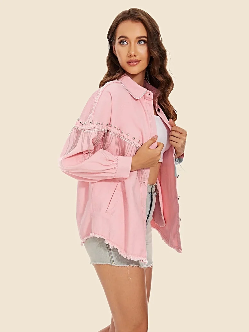 Stijlvol denim jack met franjes, rafelige zoom, knoopsluiting en zakken.